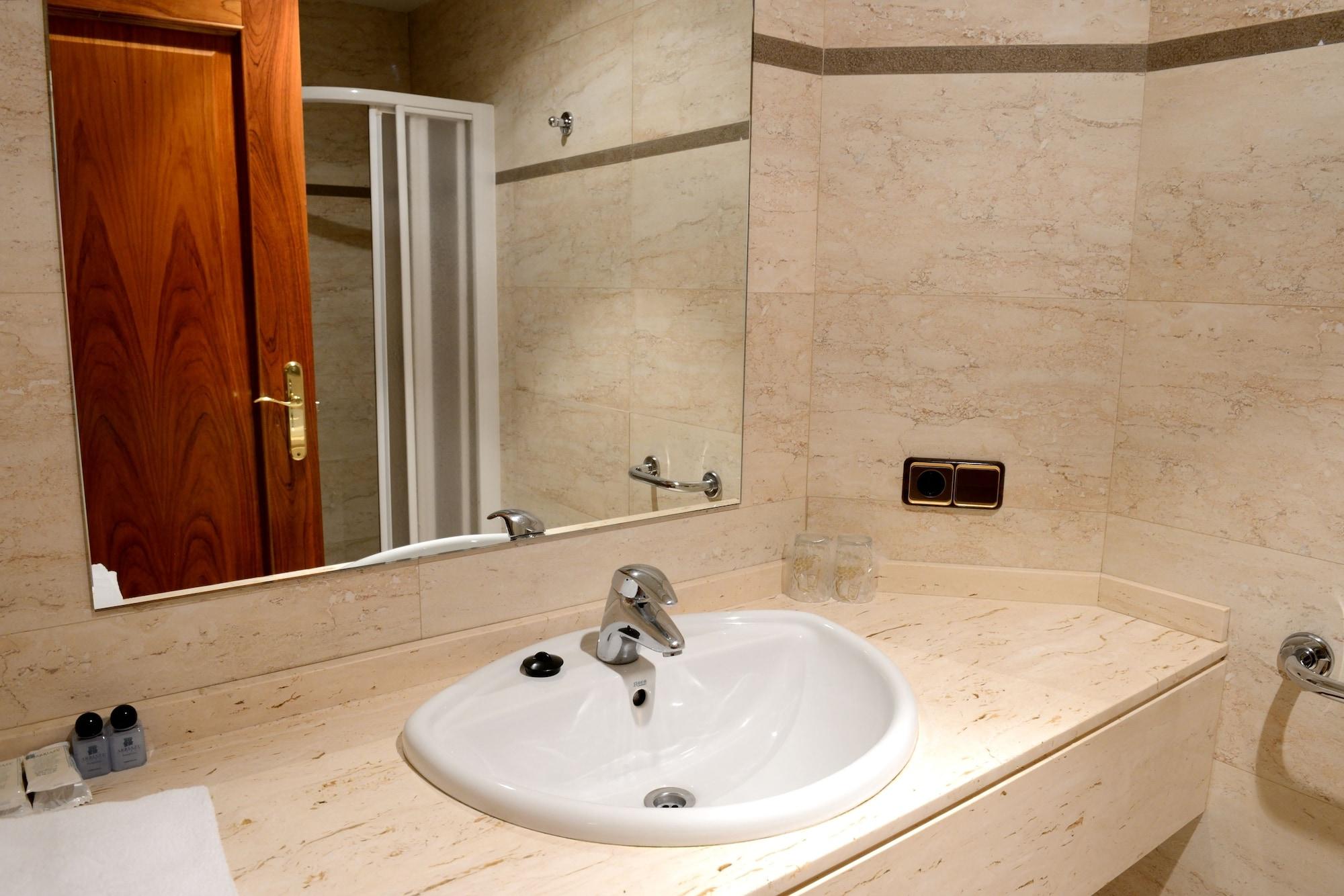 Hostal Arriazu ปัมโปลนา ภายนอก รูปภาพ