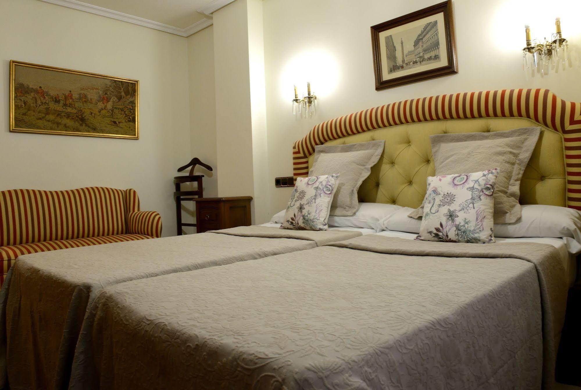 Hostal Arriazu ปัมโปลนา ภายนอก รูปภาพ
