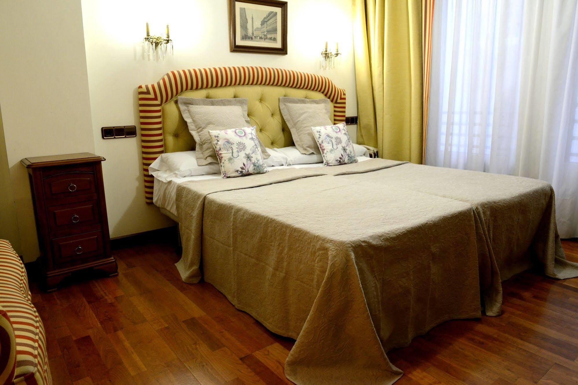 Hostal Arriazu ปัมโปลนา ภายนอก รูปภาพ
