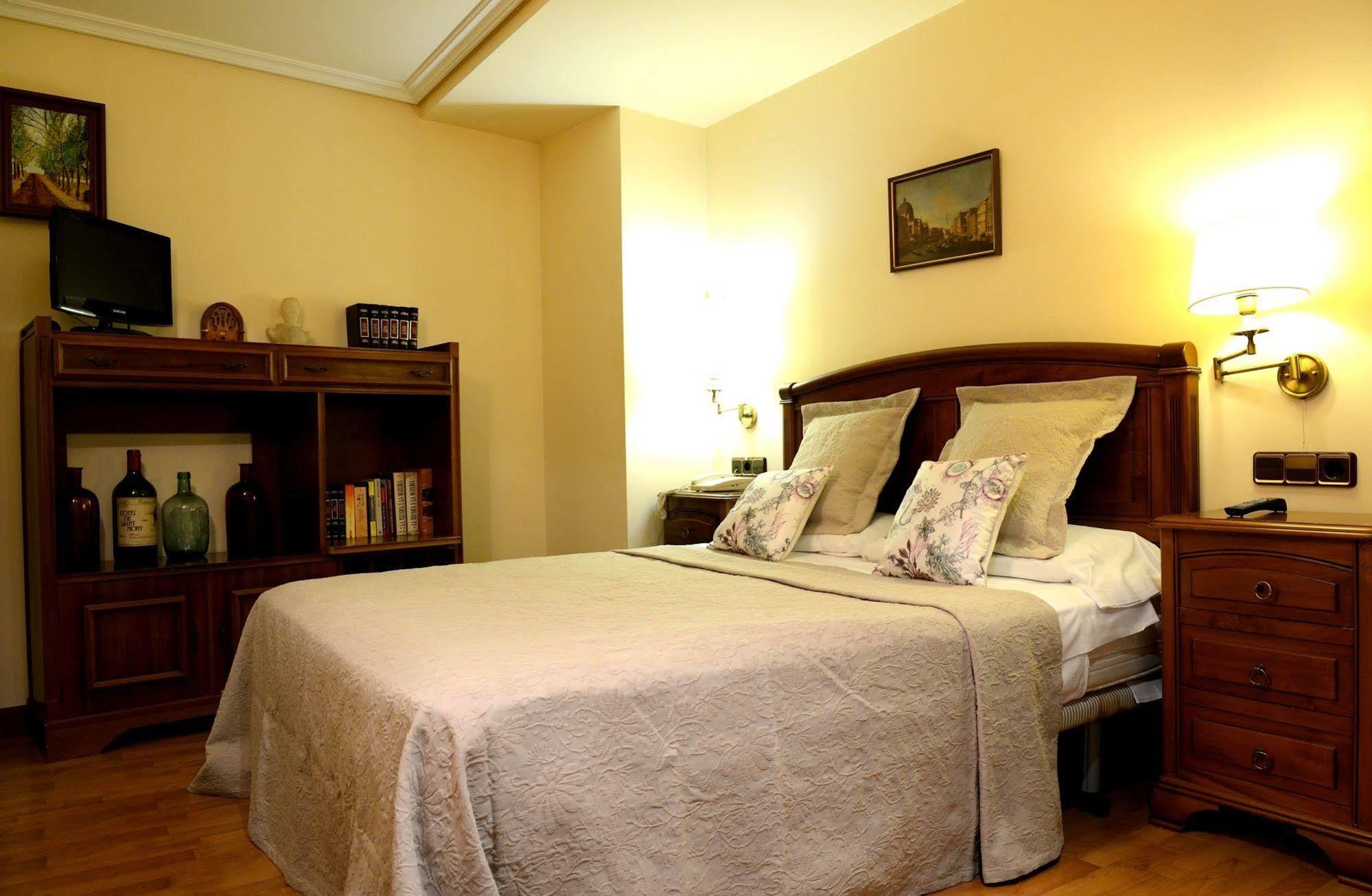 Hostal Arriazu ปัมโปลนา ภายนอก รูปภาพ