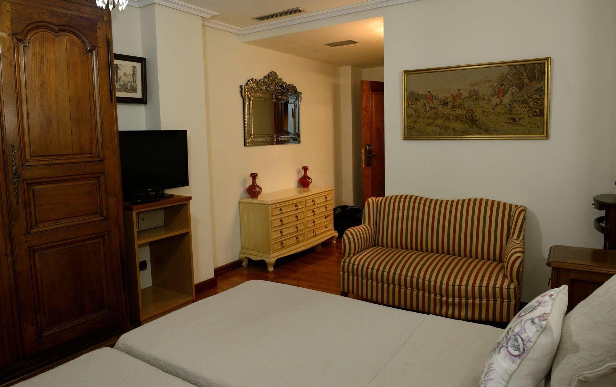 Hostal Arriazu ปัมโปลนา ภายนอก รูปภาพ