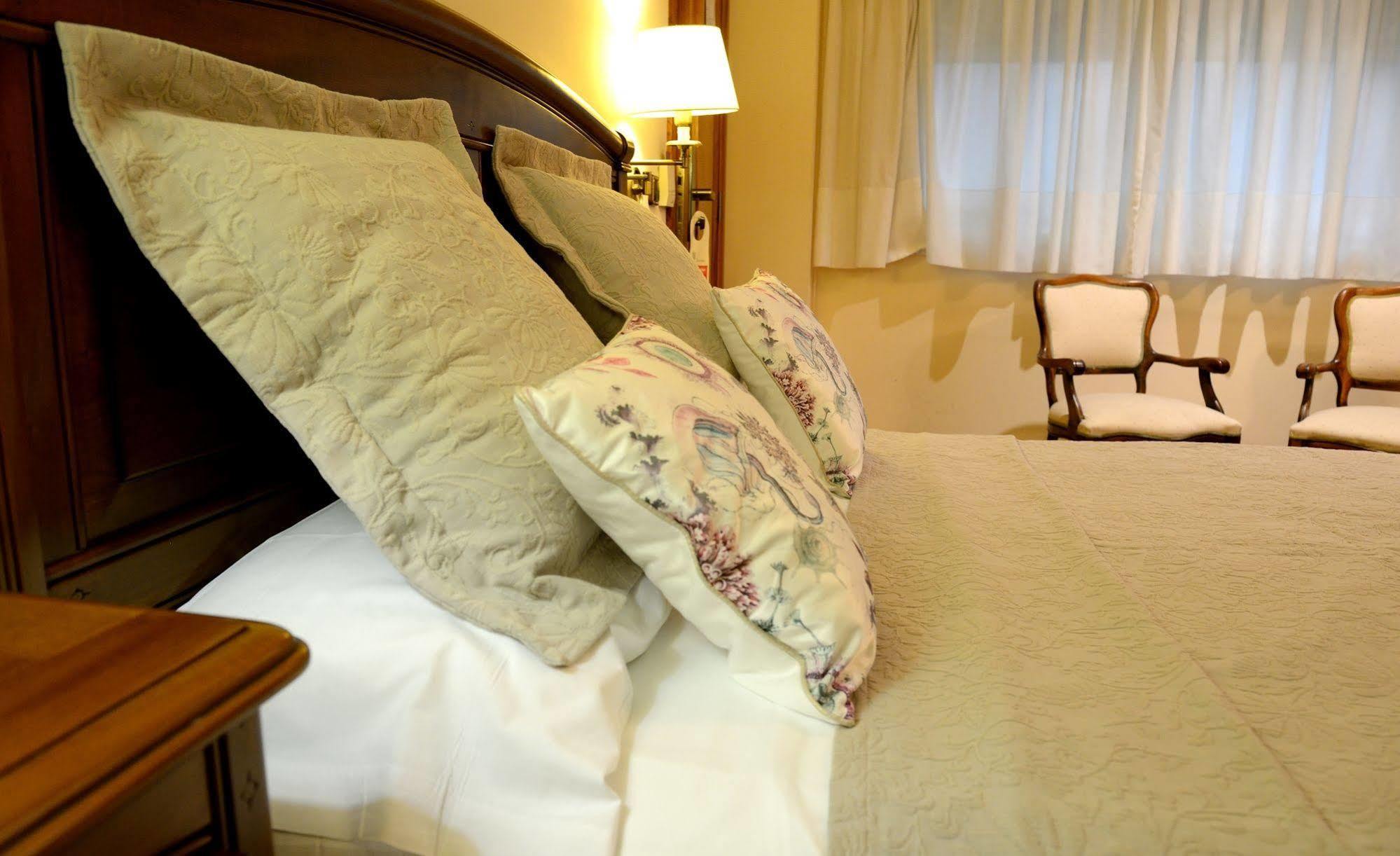 Hostal Arriazu ปัมโปลนา ภายนอก รูปภาพ
